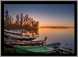 Finlandia, Park Narodowy Pallas-Yllästunturi, jezioro Pallasjärvi,  Zachód słońca, Drzewa, Łódki