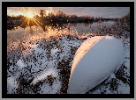 Zima, Łódka, Rzeka Dubna, Trawa, Promienie słońca, Drzewa, Łatgalia, Łotwa
