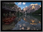 Włochy, Jezioro Pragser Wildsee, Lago di Braies, Góry Dolomity, Pomost, Łódki