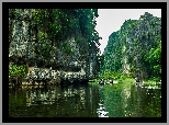 Rzeka, Skały, Turyści, Łódki, Wietnam