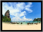 Morze Andamańskie, Plaża Railay Beach, Skały, Prowincja Krabi, Tajlandia, Drzewa, Łódki, Chmury