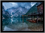 Włochy, Południowy Tyrol, Jezioro Pragser Wildsee, Góry Dolomity, Drewniany, Dom, Łódki, Drzewa