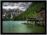 Włochy, Południowy Tyrol, Jezioro Pragser Wildsee, Góry Dolomity, Drzewa, Drewniany, Dom, Łódki