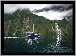 Góry, Wodospad Bowen Falls, Statek, Park Narodowy Fiordland, Nowa Zelandia