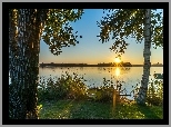 Jezioro, Brzeg, Wschód słońca, Drzewa, Brzoza, Łódka