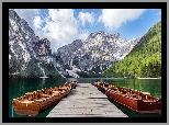 Jezioro Pragser Wildsee, Lago di Braies, Góry, Dolomity, Łódki, Pomost, Lasy, Południowy Tyrol, Włochy