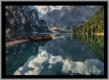 Jezioro Pragser Wildsee, Lago di Braies, Góry, Dolomity, Drzewa, Pomost, Łódki, Chmury, Odbicie, Włochy