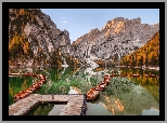 Włochy, Południowy Tyrol, Jezioro, Pragser Wildsee, Lago di Braies, Góry, Dolomity, Łódki, Drzewa, Jesień, Odbicie