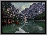 Włochy, Jezioro, Pragser Wildsee, Lago di Braies, Góry, Dolomity, Pomost, Łódki, Chmury