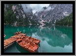 Włochy, Jezioro Pragser Wildsee, Lago di Braies, Góry, Dolomity, Pomost, Łódki, Chmury