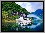 Norwegia, Geiranger, Fiord Geirangerfjorden, Statek wycieczkowy, Pasażerski, Góry, Drzewa