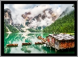 Góry, Dolomity, Jezioro, Pragser Wildsee, Łódki, Lasy, Mgła, Dom, Drewniany