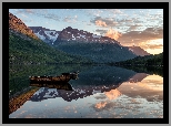 Norwegia, Park Innerdalen, Góry Trollheimen, Jezioro, Łódki, Lasy, Drzewa, Wschód słońca