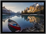 Park Narodowy Jasper, Góry Skaliste, Jezioro Maligne, Drzewa, Kajak, Alberta, Kanada
