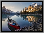 Park Narodowy Jasper, Góry Skaliste, Jezioro Maligne, Drzewa, Kajak, Alberta, Kanada