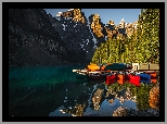 Jezioro, Moraine Lake, Pomost, Kajaki, Las, Drzewa, Góry, Park Narodowy Banff, Prowincja Alberta, Kanada