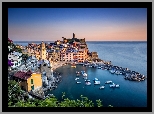 Vernazza, Morze, Domy, Łódki, Cinque Terre, Liguria, Włochy