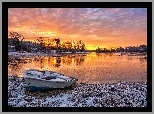 Zima, Śnieg, Zachód słońca, Jezioro, Drzewa, Łódka
