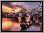 Rzeka Tamiza, Most, Richmond Bridge, Łódka, Drzewa, Zachód słońca, Chmury, Richmond, Anglia