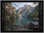 Włochy, Południowy Tyrol, Park Przyrody Fanes-Sennes-Prags, Jezioro Pragser Wildsee, Lago di Braies, Góry Dolomity, Pomost, Drewniany, Domek, Łódki, Drzewa