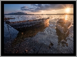 Jezioro Ziuratkul, Łódki, Promienie słońca, Park Narodowy Ziuratkul, Obwód czelabiński, Rosja