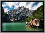 Włochy, Południowy Tyrol, Góry Dolomity, Jezioro Pragser Wildsee, Dom, Łódki