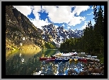 Kanada, Prowincja Alberta, Park Narodowy Banff, Jezioro Moraine,  Dolina Dziesięciu Szczytów - Valley of the Ten Peaks, Łódki