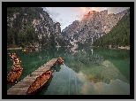 Włochy, Jezioro Pragser Wildsee, Lago di Braies, Góry, Dolomity, Pomost, Łódki
