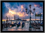 Cieśnina Canal Grande, Latarnia, Przystań, Gondole, Łodzie, Bazylika San Giorgio Maggiore, Chmury, Wenecja, Włochy