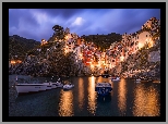 Riomaggiore, Cinque Terre, Włochy, Łódki, Domy, Góry, Światła, Zmrok