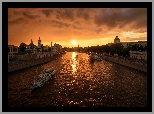 Rzeka Moskwa, Statki, Cerkwie, Domy, Zachód słońca, Moskwa, Rosja