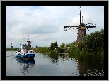 Rzeka, Statek, Wiatraki, Wieś Kinderdijk, Holandia