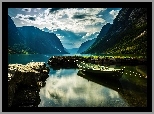 Norwegia, Sogn og Fjordane, Fiord Sognefjorden, Góry, Łódka