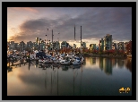 Stanley Park Marina, Przystań, Klub jachtowy, Żaglówki, Jachty, Wieżowce, Wschód słońca, Chmury, Jesień, Vancouver, Prowincja Kolumbia Brytyjska, Kanada