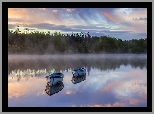 Szkocja, Hrabstwo Perthshire, Jezioro Loch Rusky, Dwie, Łódki, Las, Drzewa, Mgła, Wschód słońca