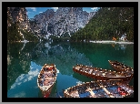 Włochy, Dolomity, Tyrol Południowy, Jezioro Pragser Wildsee, Góra Seekofel, Drzewa, Łódki