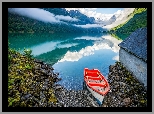 Norwegia, Okręg Sogn og Fjordane, Wieś Olden, Fiord Innvikfjord, Góry, Kamienie, Łódka