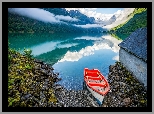 Norwegia, Okręg Sogn og Fjordane, Wieś Olden, Fiord Innvikfjord, Góry, Kamienie, Łódka