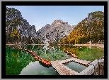 Włochy, Jezioro, Pragser Wildsee, Lago di Braies, Góry, Dolomity, Łódki, Drzewa, Jesień, Odbicie