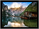 Włochy, Południowy Tyrol, Jezioro, Pragser Wildsee, Lago di Braies, Góry, Dolomity, Pomost, Drewniany, Domek, Łódki