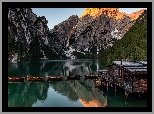 Włochy, Południowy Tyrol, Jezioro Pragser Wildsee, Lago di Braies, Góry, Dolomity, Pomost, Drewniany, Domek, Łódki