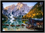 Włochy, Południowy Tyrol, Jezioro, Pragser Wildsee, Lago di Braies, Drzewa, Lasy, Góry, Dolomity, Drewniany, Domek, Łódki