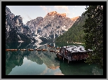 Włochy, Południowy Tyrol, Jezioro, Pragser Wildsee, Drzewa, Lasy, Góry, Dolomity, Drewniany, Domek, Łódki