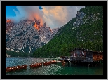 Włochy, Południowy Tyrol, Jezioro Pragser Wildsee, Lago di Braies, Góry, Dolomity, Drewniany, Domek, Łódki, Chmury