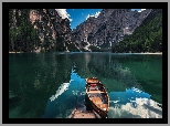 Włochy, Dolomity, Tyrol Południowy, Jezioro Pragser Wildsee, Góra Seekofel, Drzewa, Łódka, Drewniane, Schodki