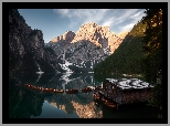 Włochy, Jezioro Pragser Wildsee, Lago di Braies, Góry Dolomity, Pomost, Drewniany, Domek, Łódki