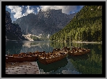 Włochy, Jezioro Pragser Wildsee, Lago di Braies, Góry Dolomity, Pomost, Łódki, Las, Chmury