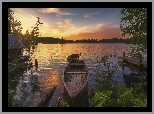Norwegia, Zachód słońca, Jezioro, Przystań, Pomost, Łódki, Drzewa