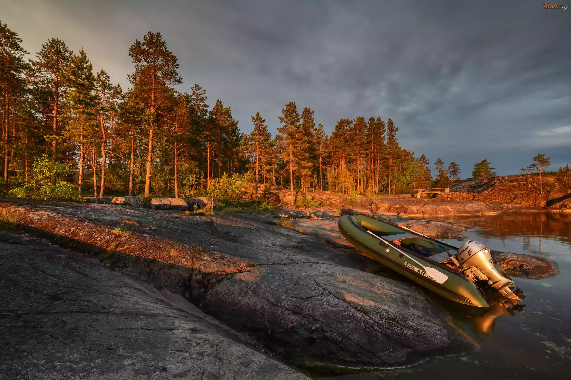 Jezioro Ładoga, Łódka, Las, Drzewa, Skały, Karelia, Rosja