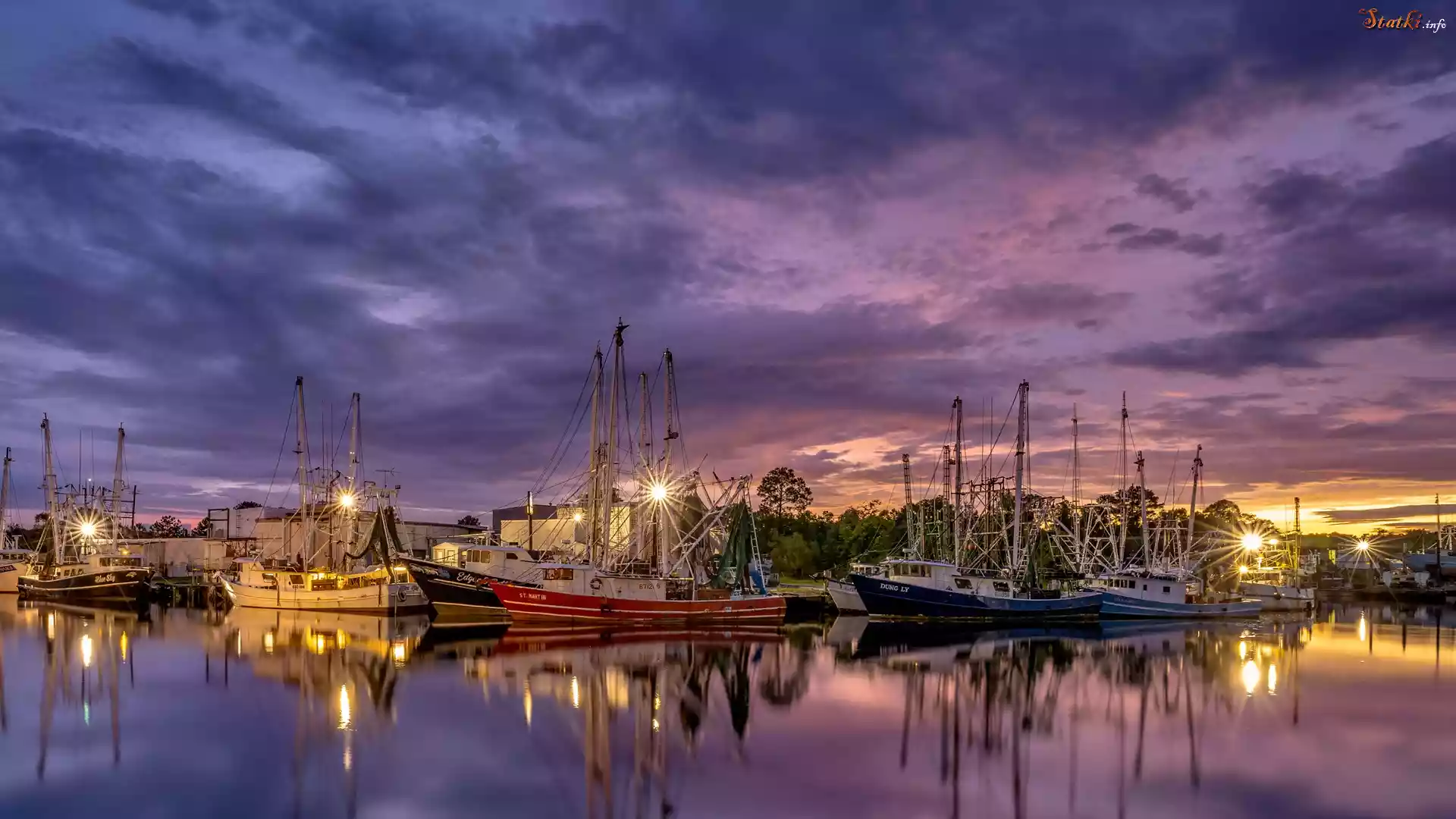 Port, Żaglówki, Drzewa, Światła, Zachód słońca, Chmury